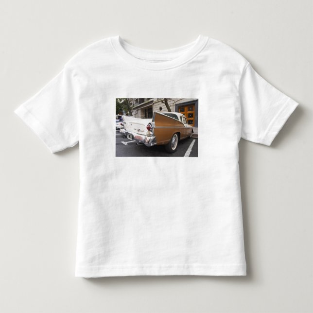 Camiseta Infantil Um carro clássico Studebaker Silver Hawk estaciona (Frente)