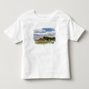 Camiseta Infantil Um celeiro vermelho e fazenda em Pamona, Kansas.
