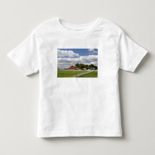 Camiseta Infantil Um celeiro vermelho e fazenda em Pamona, Kansas.