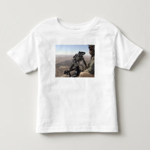 Camiseta Infantil Um chefe de grupo procura a atividade suspeito