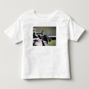 Camiseta Infantil Um círculo voa da câmara de um M-16A2