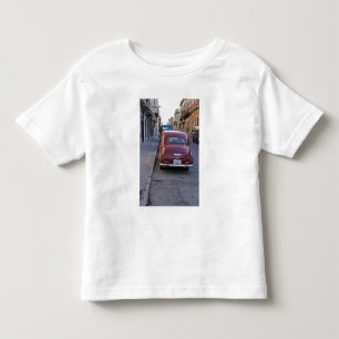 Camiseta Infantil Um clássico carro Peugeot vermelho antigo estacion