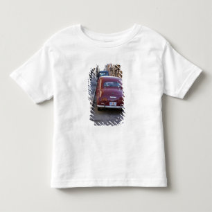 Camiseta Infantil Um clássico carro Peugeot vermelho antigo estacion