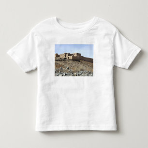 Camiseta Infantil Um composto fortificado na vila de Akbar KH