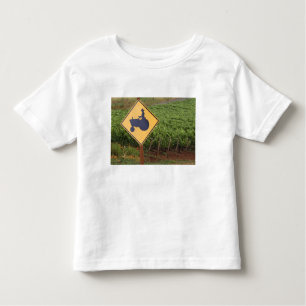 Camiseta Infantil Um cruzamento amarelo do trator assina dentro o
