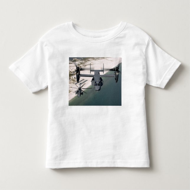 Camiseta Infantil Um CV-22 Osprey e um MH-53 Pave Baixo (Frente)