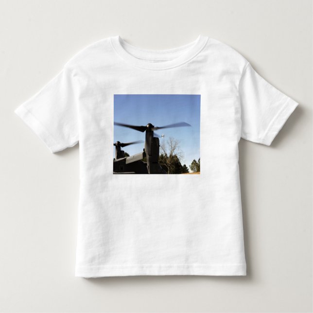 Camiseta Infantil Um CV-22 Osprey se prepara para decolar (Frente)