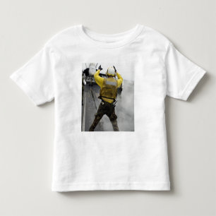 Camiseta Infantil Um diretor dos aviões sinaliza um zangão de