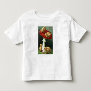 Camiseta Infantil Um EasterChicks feliz no cogumelo vermelho