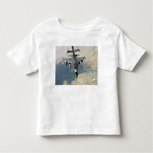 Camiseta Infantil Um F-16 de combate aos refúgios falcônicos