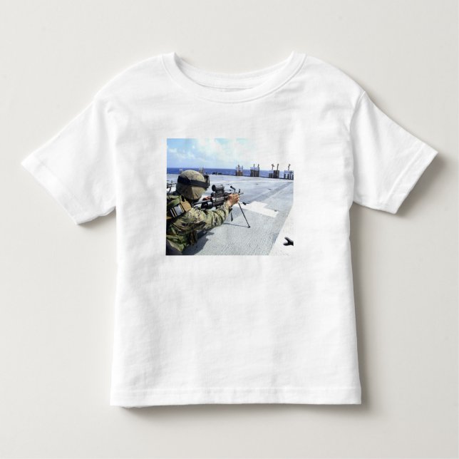 Camiseta Infantil Um fuzileiro americano ajustando sua arma (Frente)