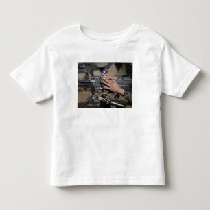 Camiseta Infantil Um fuzileiro naval carrega A M. - metralhadora