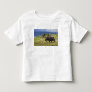 Camiseta Infantil Um grande alce macho está entre salgueiros