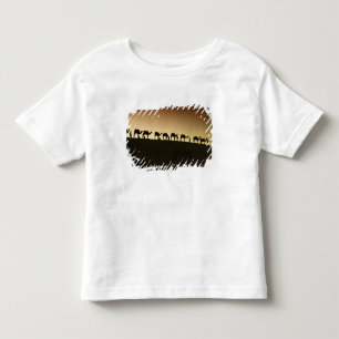 Camiseta Infantil Um grupo de pastores de camelos com seus camelos