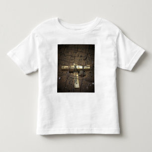 Camiseta Infantil Um grupo do reparo da estrada coloca uma cruz