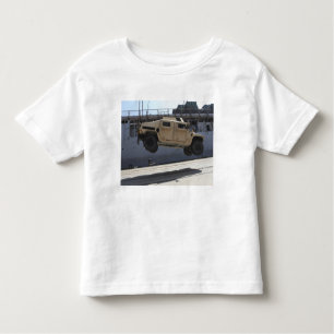 Camiseta Infantil Um guindaste levanta um Humvee M998