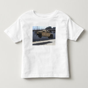 Camiseta Infantil Um guindaste levanta um M998 Humvee