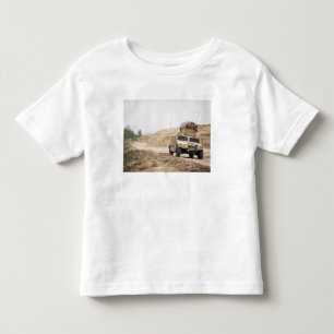 Camiseta Infantil Um Humvee conduz a segurança