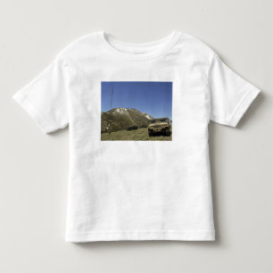 Camiseta Infantil Um Humvee é estacionado no local re-transmissor