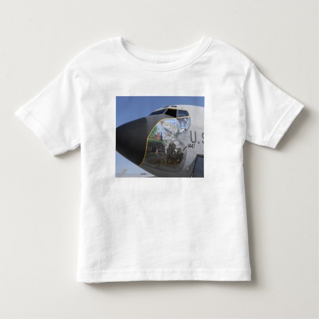 Camiseta Infantil Um KC-135 Stratotankerexibindo nariz patriótico (Frente)