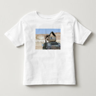 Camiseta Infantil Um mais soldiier instrui um soldado iraquiano do