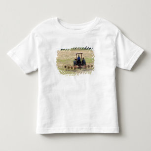 Camiseta Infantil Um menino dirigindo uma colheita de trator