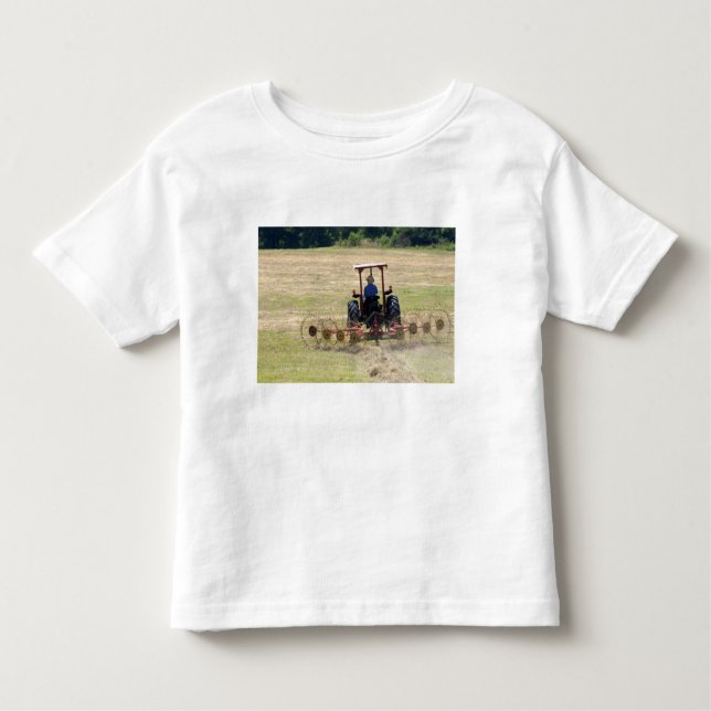 Camiseta Infantil Um menino dirigindo uma colheita de trator (Frente)