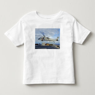 Camiseta Infantil Um MH-60S Seahawk prepara-se para entregar o