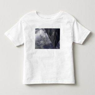 Camiseta Infantil Um noitibó-americano de F-117A voa altamente sobr