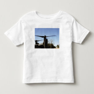 Camiseta Infantil Um Osprey CV-22 prepara-se para descolar