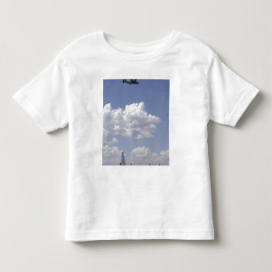 Camiseta Infantil Um Osprey CV-22 voa sobre A.A. - 130 Hercules