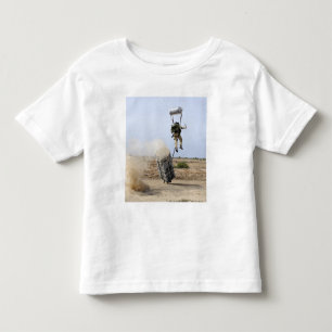 Camiseta Infantil Um pararescueman deixa cair na zona