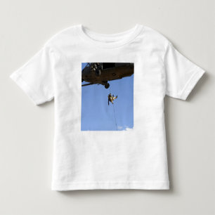 Camiseta Infantil Um pararescueman rappels de um HH-60
