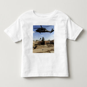 Camiseta Infantil Um pararescueman rappels de um HH-60 2