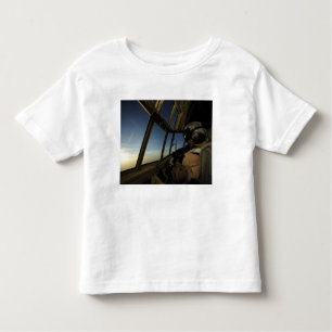 Camiseta Infantil Um piloto de Hércules C-130 examina o horizonte