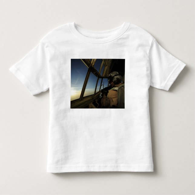 Camiseta Infantil Um piloto de Hércules C-130 examina o horizonte (Frente)