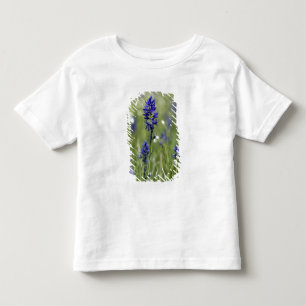Camiseta Infantil Um prado montanhoso de flores silvestres incluindo