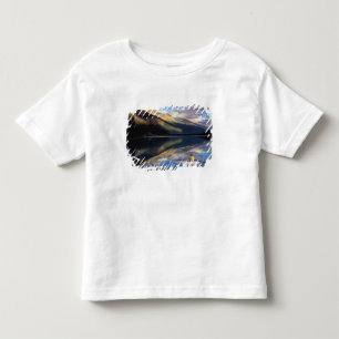 Camiseta Infantil Um remador no Lago Banff no Canadá (MR)
