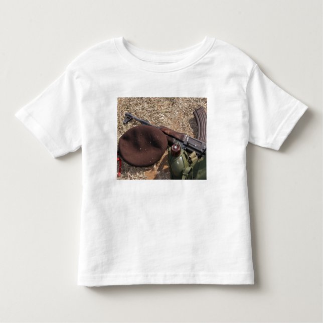 Camiseta Infantil Um rifle, cobrir militar e cantina (Frente)