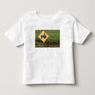 Camiseta Infantil Um sinal de cruzamento de trator amarelo na vinha