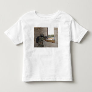 Camiseta Infantil Um soldado actua como uma força da oposição