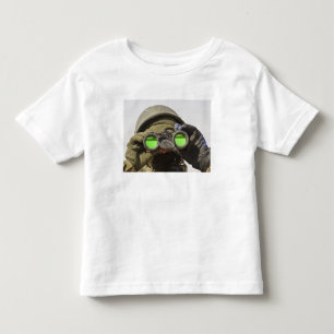 Camiseta Infantil Um soldado afegão faz a varredura do horizonte