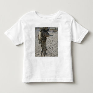 Camiseta Infantil Um soldado contrata seu alvo em um tiro soou