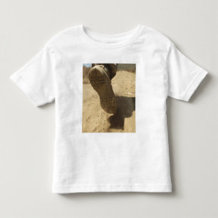 Camiseta Infantil Um soldado dos E.U. anda ao longo de um trajeto da