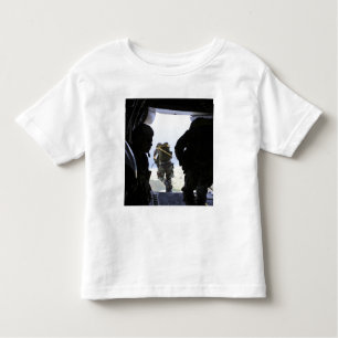 Camiseta Infantil Um Soldado executa um salto de linha estática
