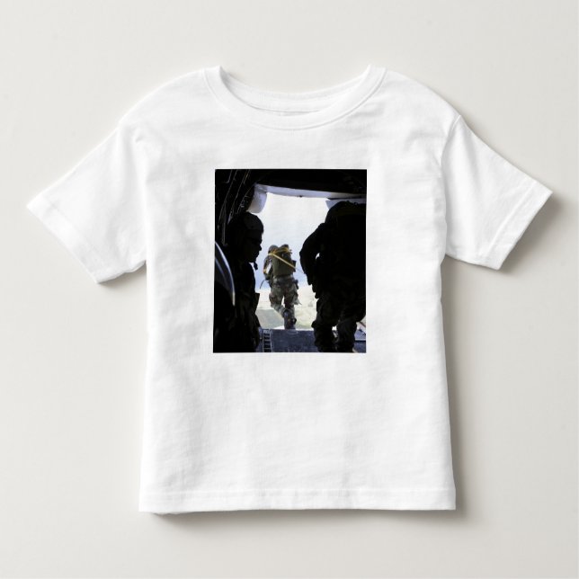 Camiseta Infantil Um Soldado executa um salto de linha estática (Frente)
