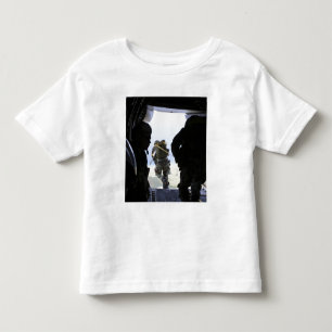 Camiseta Infantil Um soldado executa um salto do estático-line