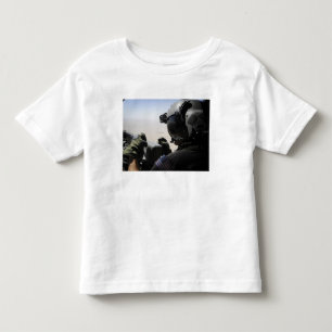 Camiseta Infantil Um soldado fornece a segurança