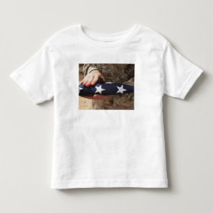 Camiseta Infantil Um soldado guardara a bandeira dos Estados Unidos
