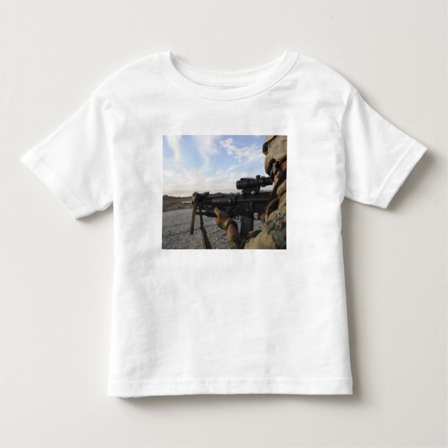 Camiseta Infantil Um soldado se aproxima para disparar sobre um alvo (Frente)